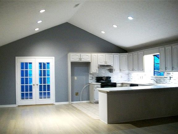 3rd image of 137 Jennifer Ln