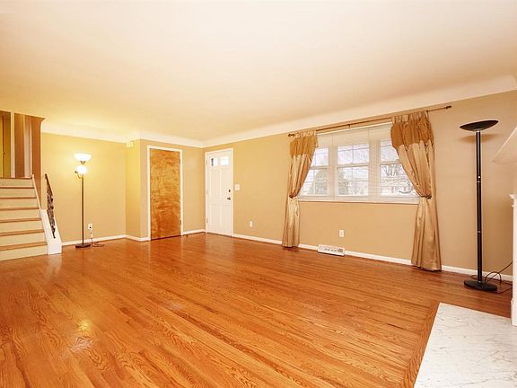 4th image of 9371 Sheralee Ln