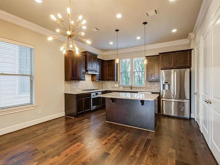610 Delano St — Photo 11