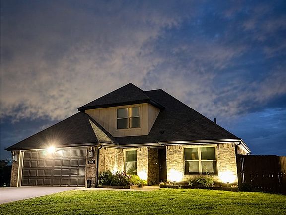 3rd image of 804 W Shane Ct