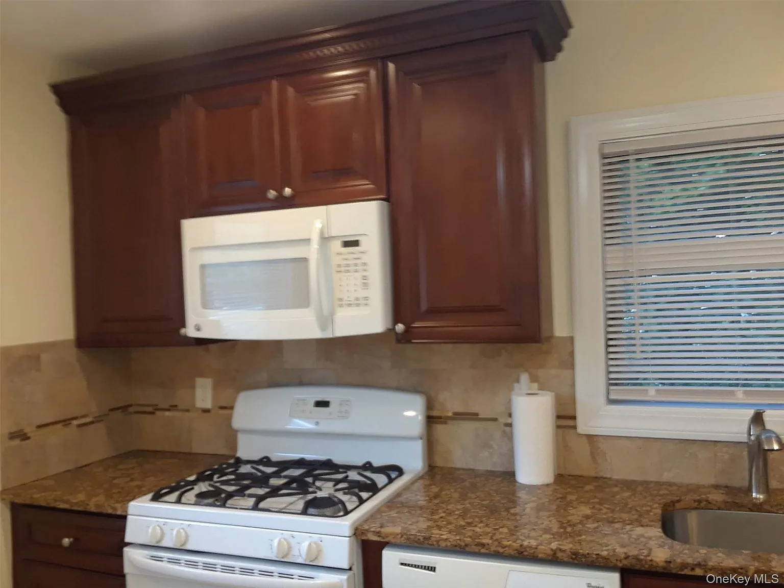 2 bed, 1.0 bath, 1000 sqft, $3,300 — Photo 4