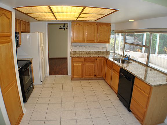 3rd image of 165 Sunrise Ave