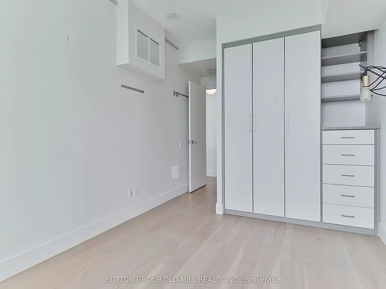 105 The Queensway #2110 — Photo 18