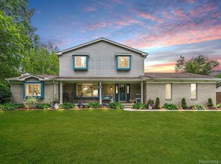 176 Edgelake Dr, Waterford, MI 48327