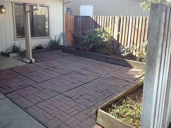 LARGE FRONT COURTYARD