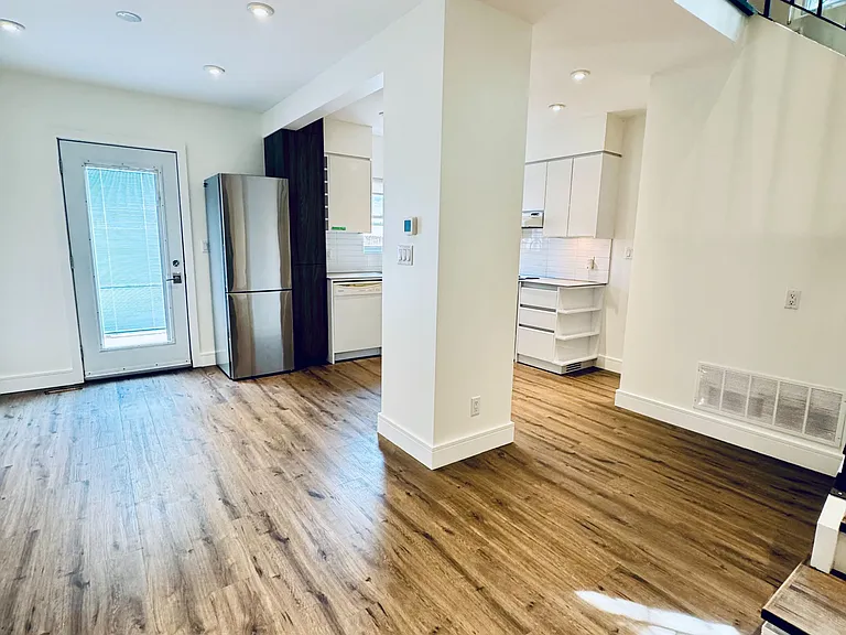 37 White Ave — Photo 16