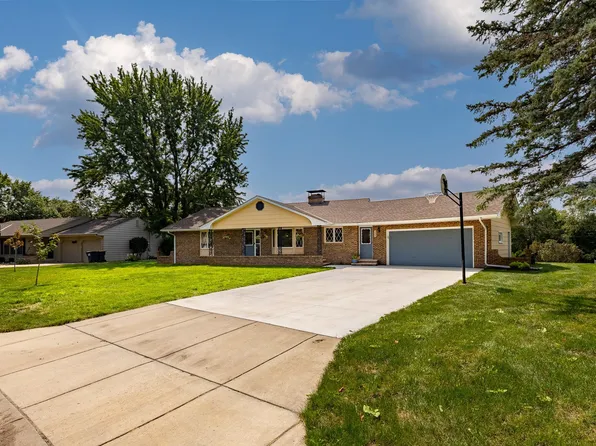 127 Hillcrest Dr, Belle Plaine, MN 56011