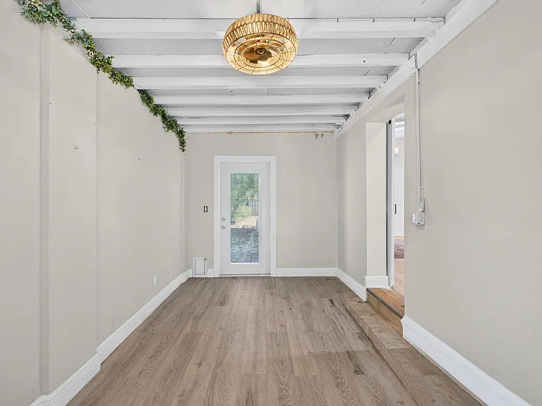 601 NE 14th Pl — Photo 32