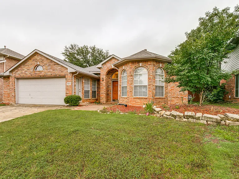 3004 Norwich Ln — Photo 1