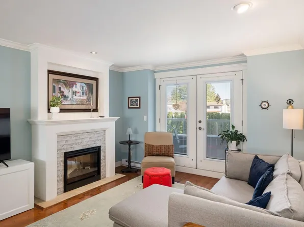 531 Heatherdale Ln, Saanich, BC V8Z 0A4