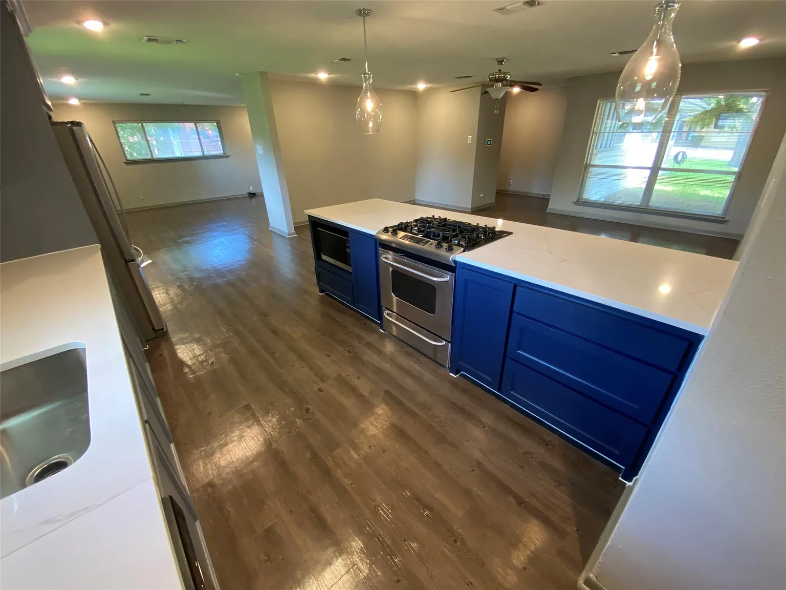 1004 Holiday Dr — Photo 4
