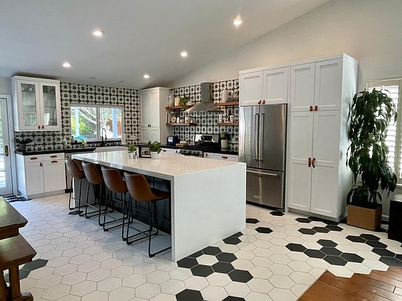 Gourmet kitchen w/custom cabinets and flooring