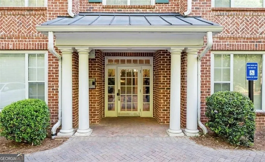 1 bed, 1.0 bath, 869 sqft, $1,695 — Photo 1