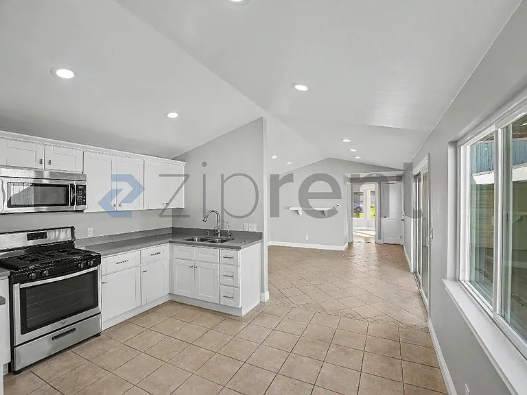1834 Club Dr — Photo 7