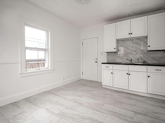 5th image of 2002 Clarence Ave #6
