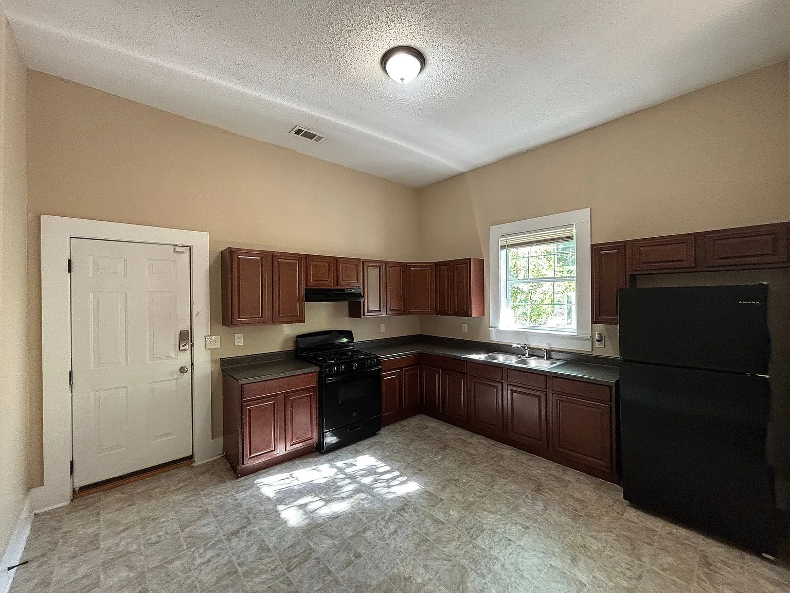 1222 W 19th St B — Photo 3