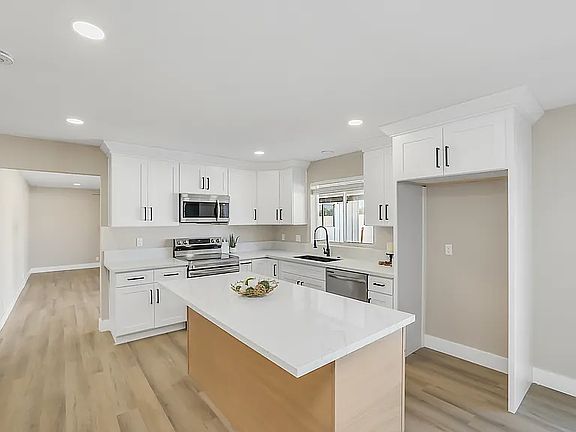 3rd image of 1018 W Ivanhoe St