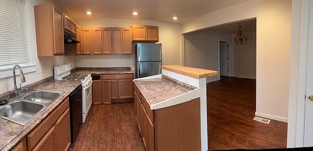 3 bed, 2428 sqft, $1,950 — Photo 3