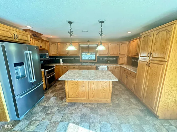 317 4th St S, New Salem, ND 58563