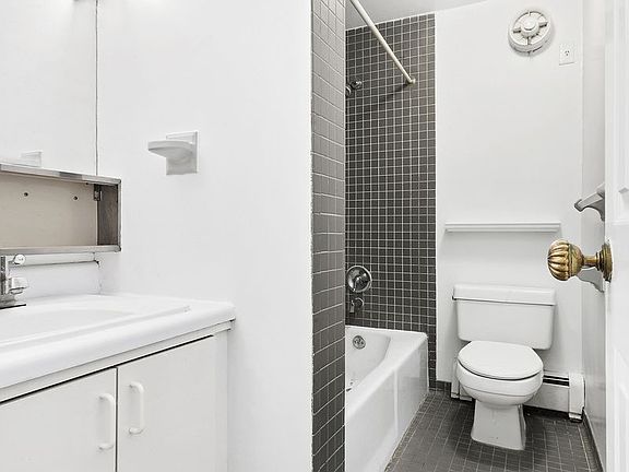 3rd image of 330 W 108th St APT 1