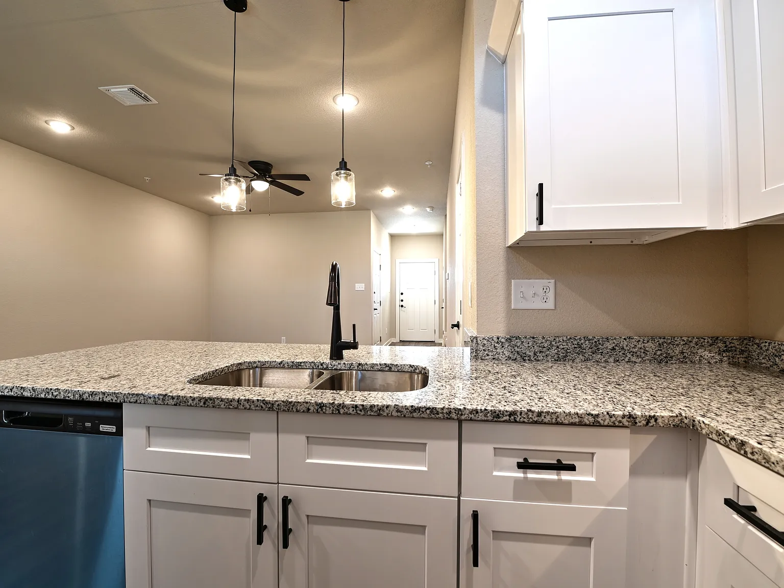3 bed, 2.5 bath, 1362 sqft, $1,500 — Photo 4