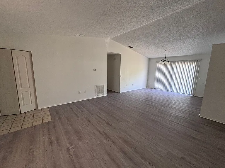 1028 Hickory Rd — Photo 3