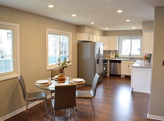 3rd image of 4050 N. Victoria Drive
