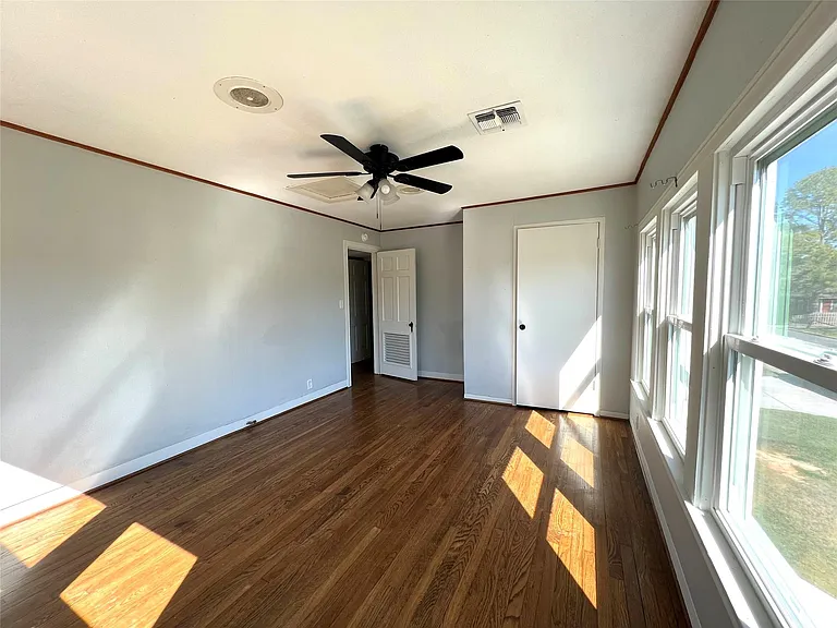 801 Avenue F — Photo 26