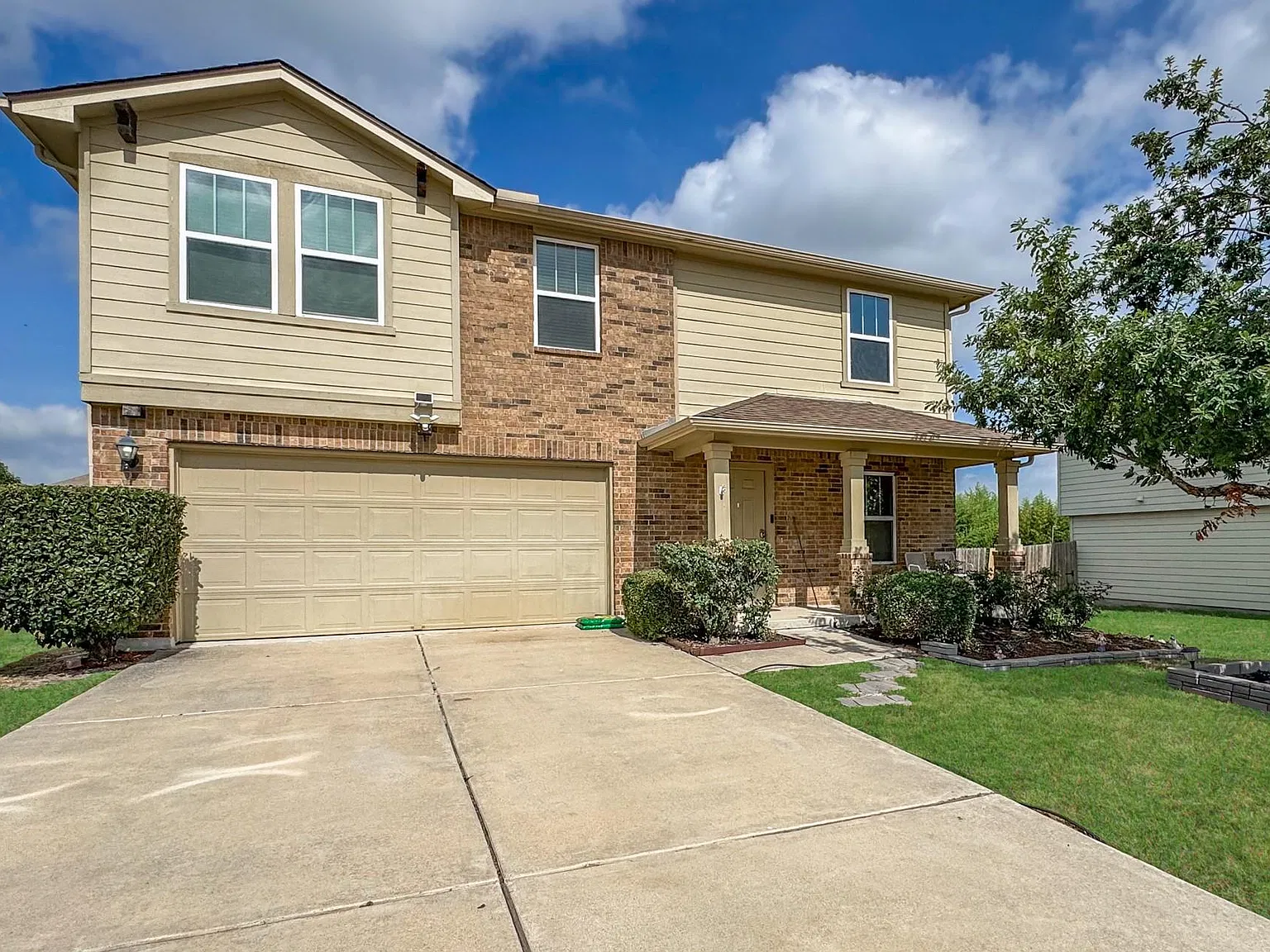 4 bed, 2.5 bath, 1906 sqft, $2,200 — Photo 2