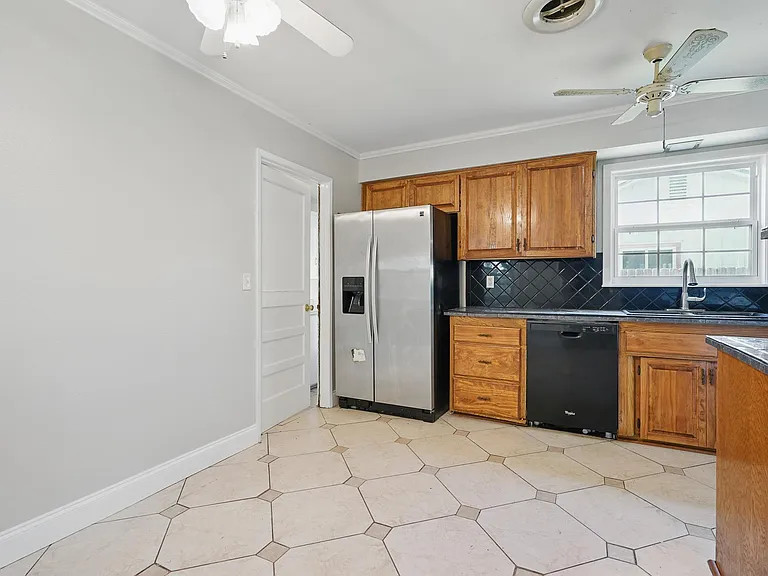 3333 Sayles Blvd — Photo 15