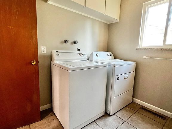 Upstairs laundry room with free washer/dryer