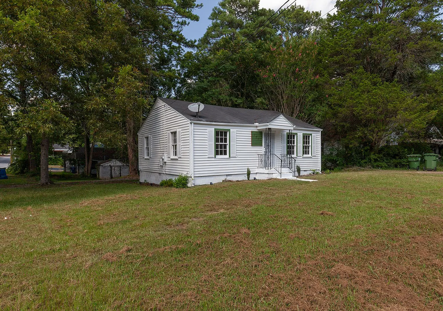 2/1 on Corner Lot w/ Sunroom & Minutes From W. Midtown/Downtown! — Photo 3