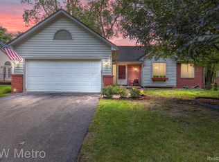 21542 Ruth St, Farmington, MI 48336