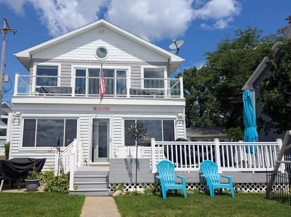 10240 W Ferndale Dr, Manitou Beach, MI 49253