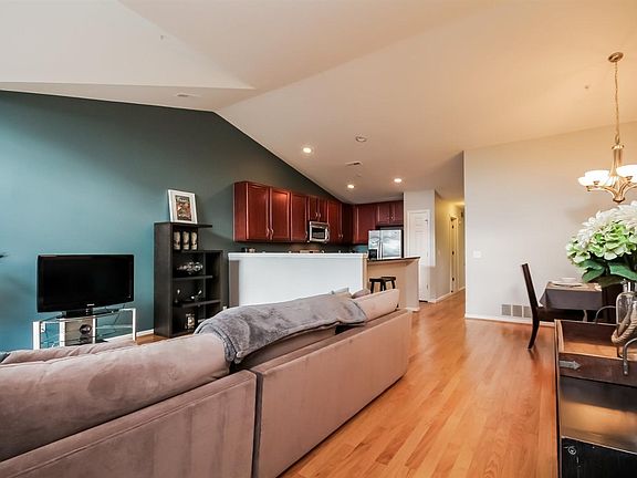 5th image of 239 W Oakbrook Dr