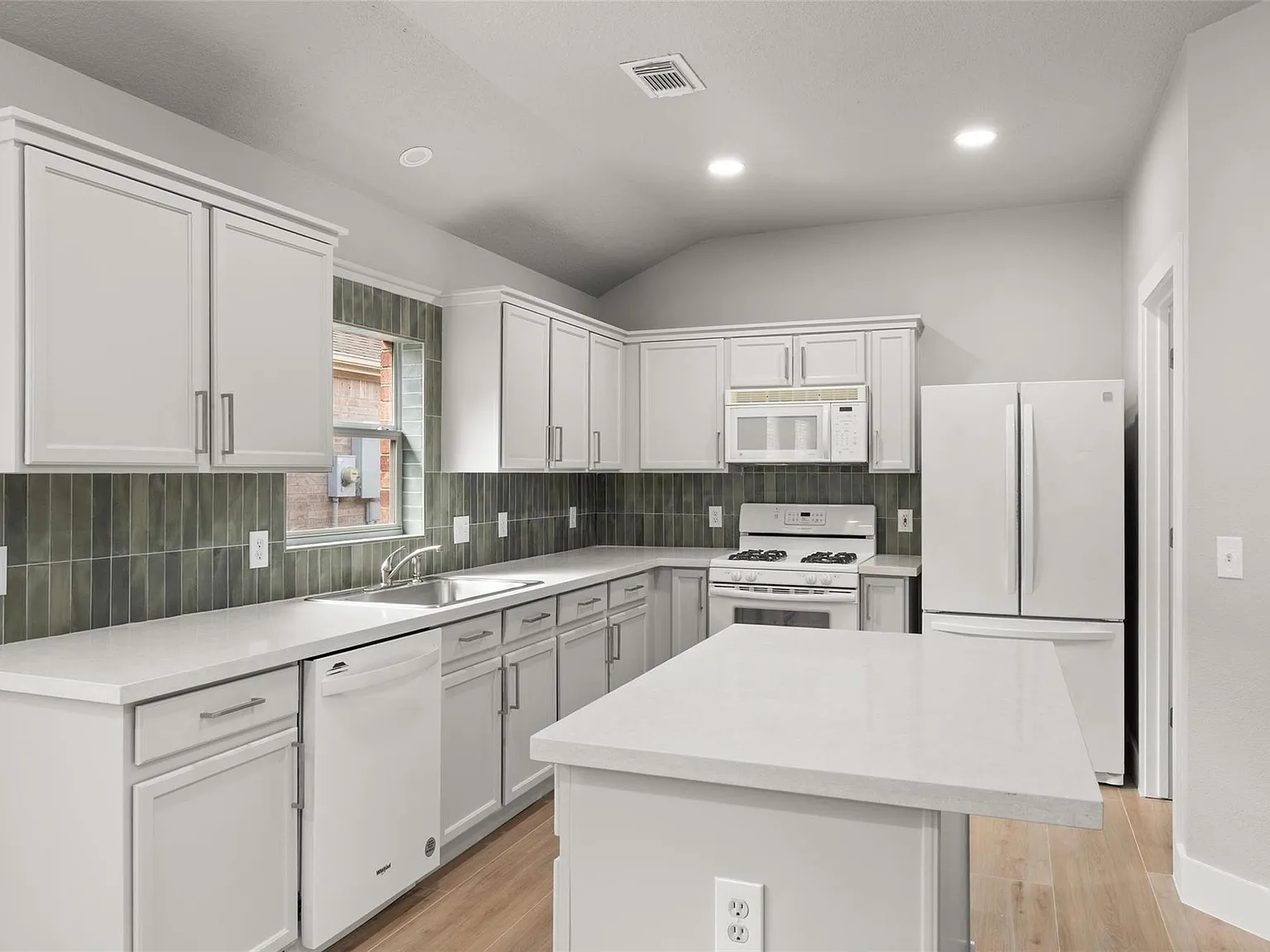 3 bed, 2.0 bath, 1490 sqft, $2,200 — Photo 4