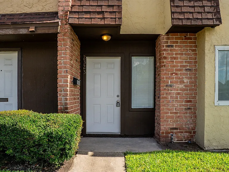 2323 Huntington Green Ct — Photo 2