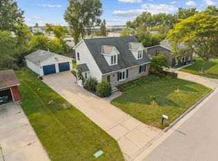 2345 Brantwood Dr, Neenah, WI 54956
