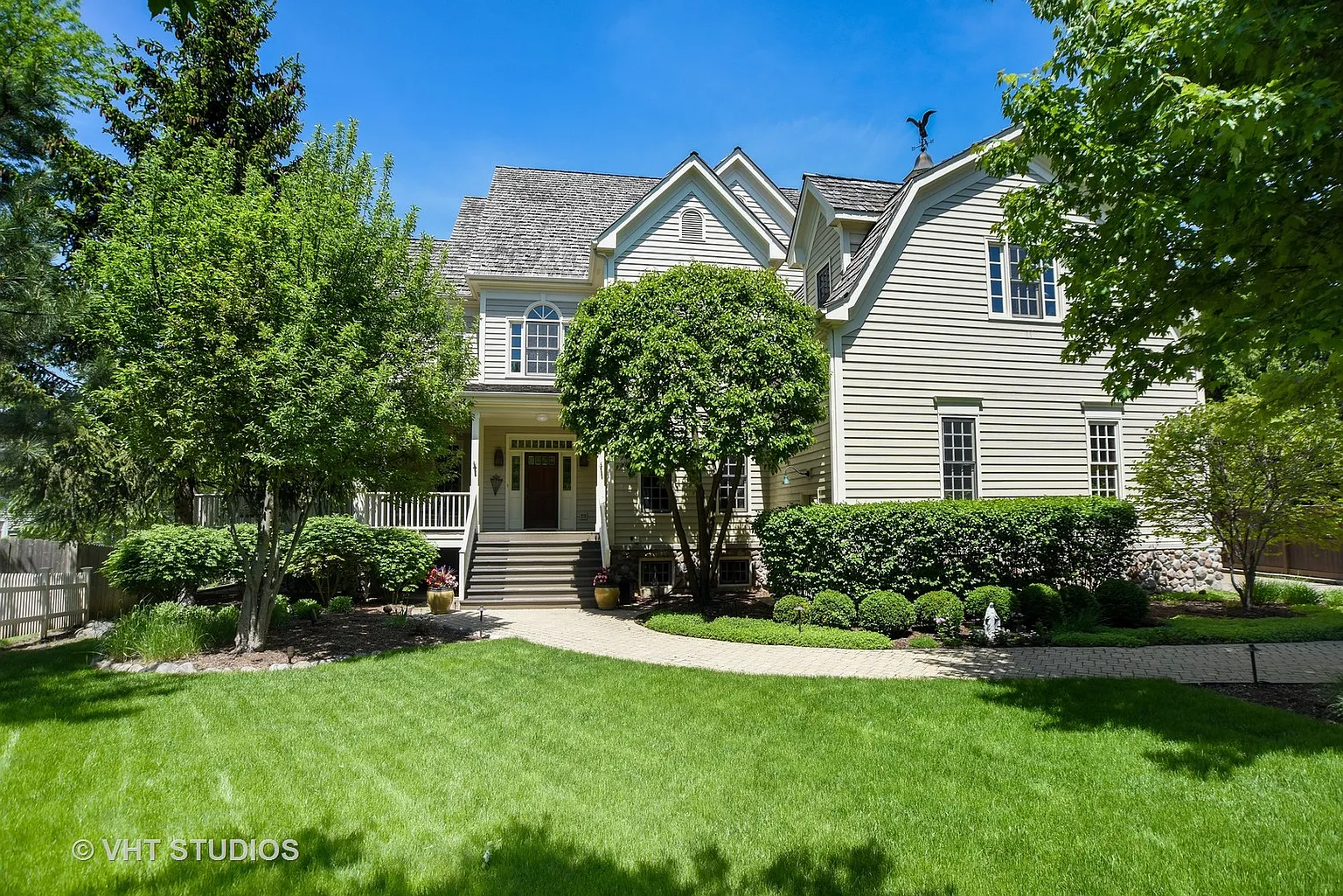 557 Kelly Ave photo 1