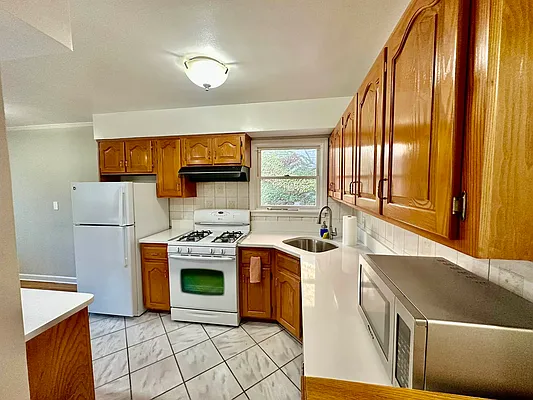 Rented by Zikos Realty Services | media 34