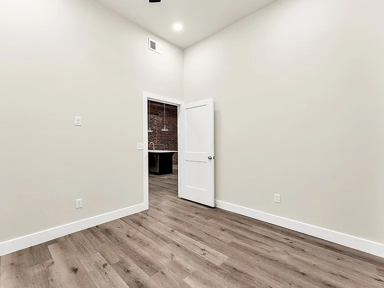 235 N Market Ave — Photo 36