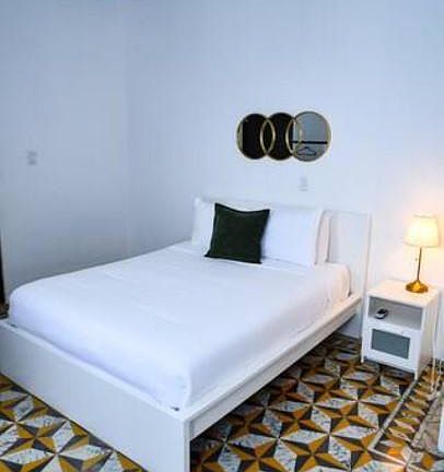 Room with 1 Queen bed