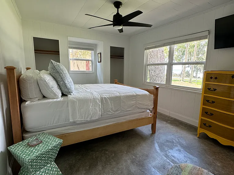 Lakeshore Dr — Photo 1
