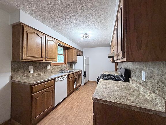 3rd image of 219 Daphne St