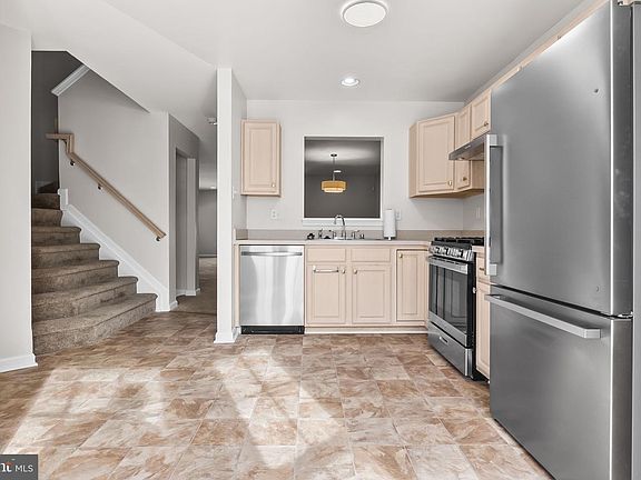 3rd image of 723 Shallow Ridge Ct