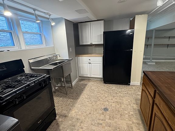 3rd image of 6649 N Rockwell St #G