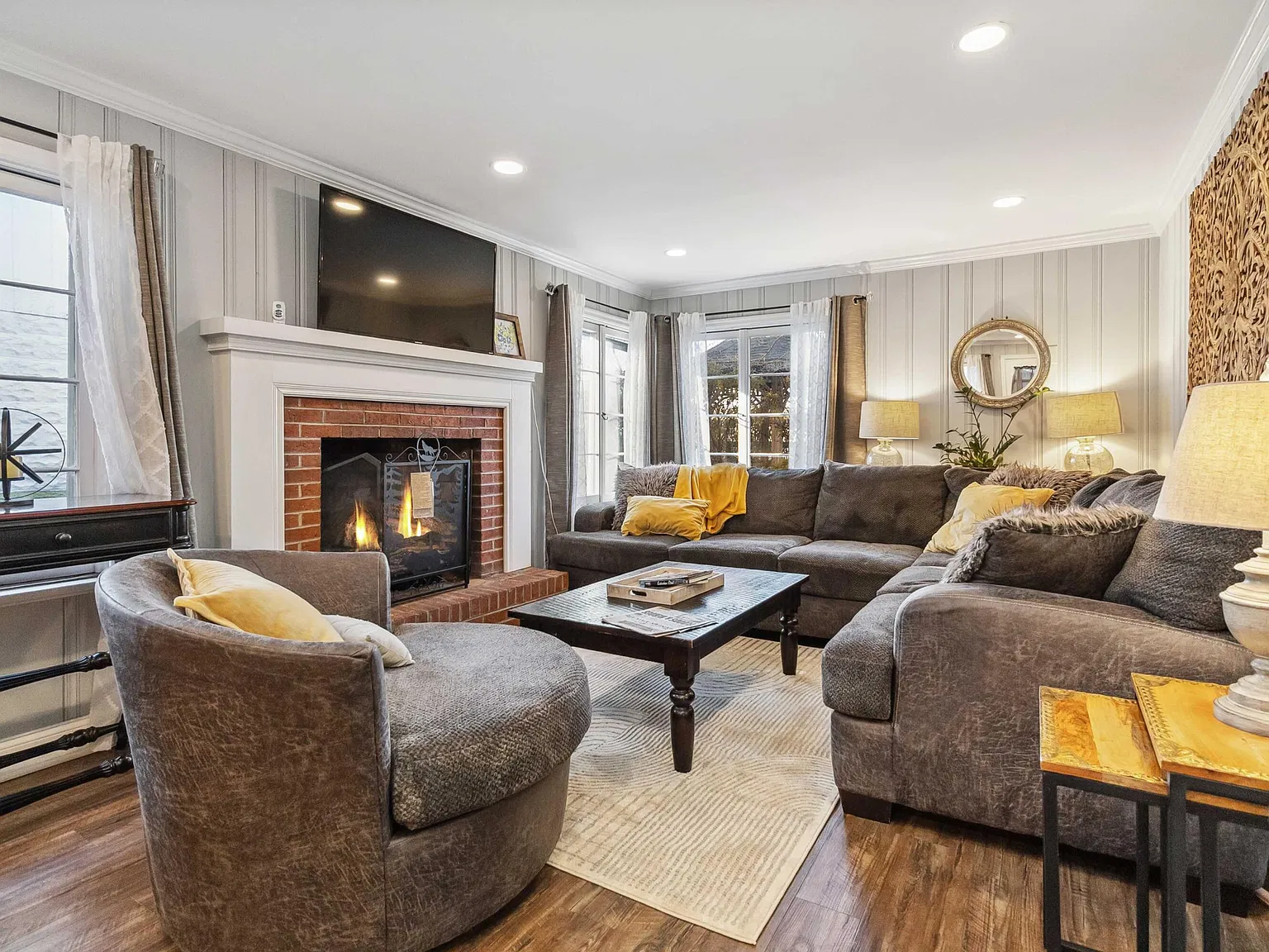 4 bed, 2.0 bath, 2400 sqft, $2,150 — Photo 2