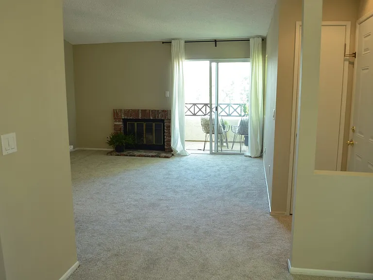 2039 Lakeridge Cir #304 — Photo 2