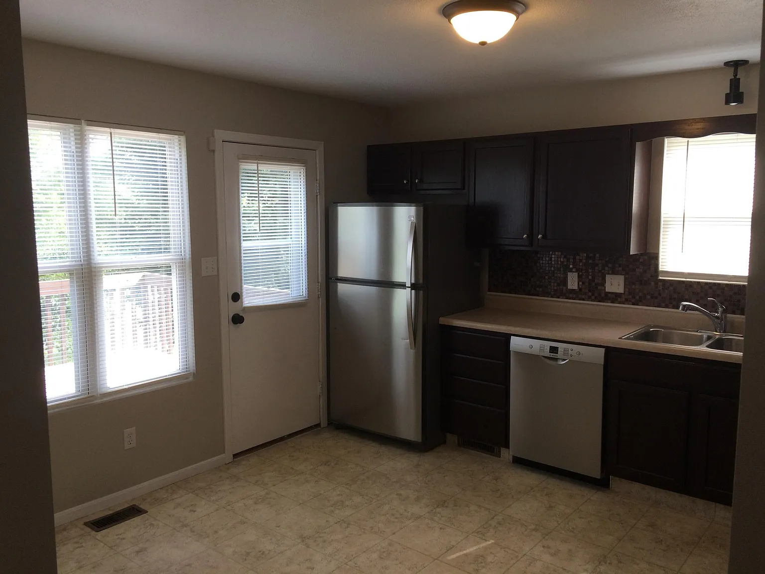 4 bed, 3.5 bath, 2194 sqft, $2,150 — Photo 4