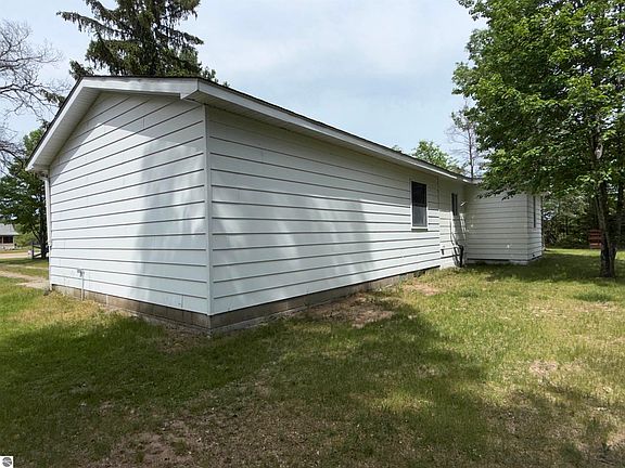 4th image of 1740 E McCredie Rd